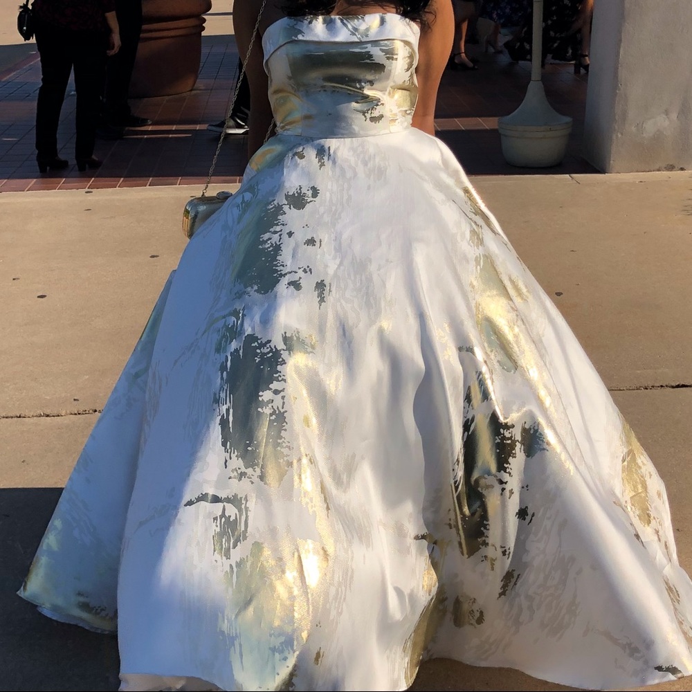 BEAUTIFUL EYE CATCHING GOWN!😁